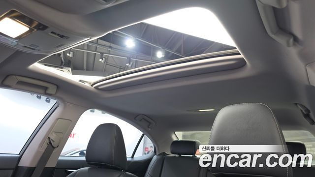 Lexus ES 2017 — photo 17