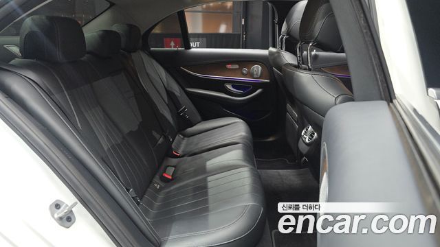 Mercedes-Benz E-Class 2019 — photo 11