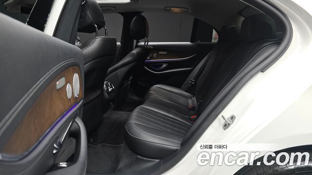 Mercedes-Benz E-Class 2019 — photo 12