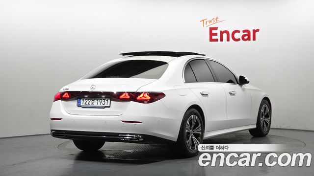 Mercedes-Benz E-Class 2025 — photo 2