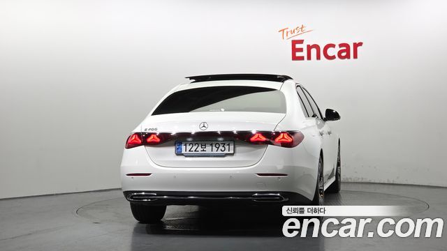 Mercedes-Benz E-Class 2025 — photo 4