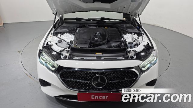 Mercedes-Benz E-Class 2025 — photo 6
