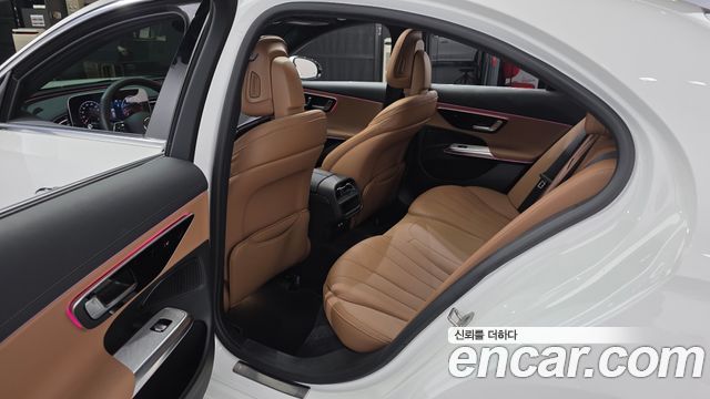 Mercedes-Benz E-Class 2025 — photo 11