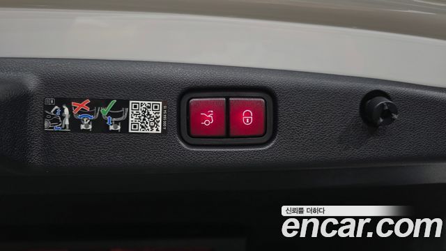 Mercedes-Benz E-Class 2025 — photo 19