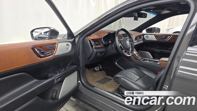 Lincoln Continental 2018 — photo 13