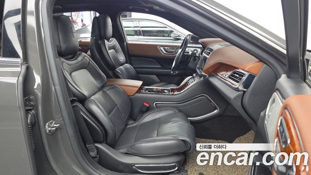 Lincoln Continental 2018 — photo 17