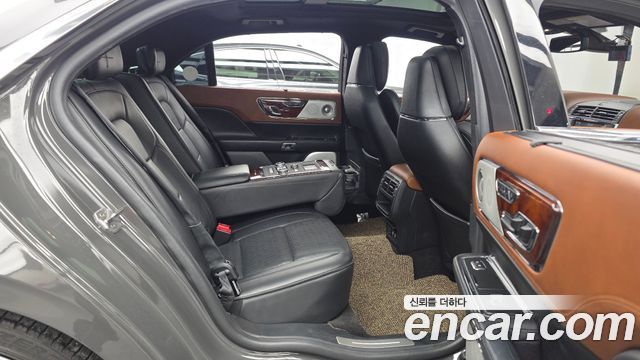 Lincoln Continental 2018 — photo 18