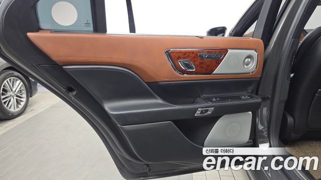 Lincoln Continental 2018 — photo 15
