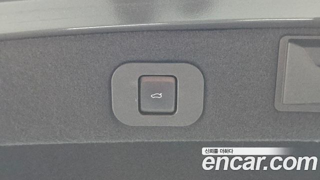 Lincoln Continental 2018 — photo 16