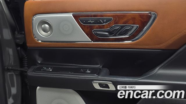 Lincoln Continental 2018 — photo 32