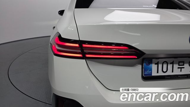 BMW 5-Series 2025 — photo 9