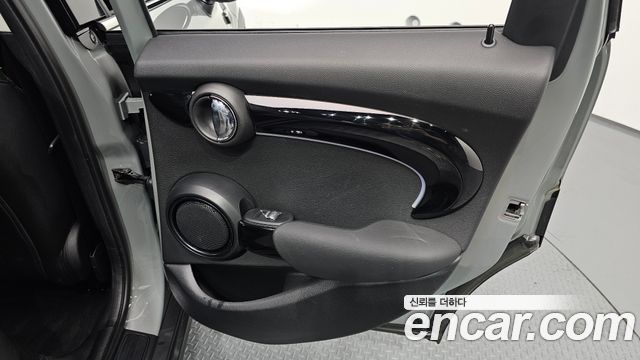 Mini Cooper 2023 — photo 29