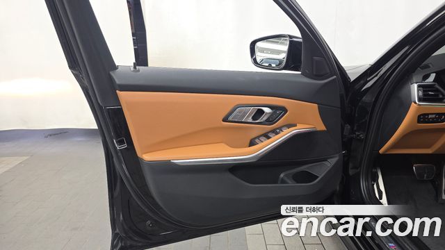 BMW 3-Series 2022 — photo 14