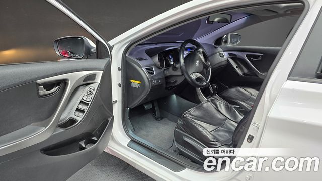 Hyundai AVANTE 2013 — photo 13