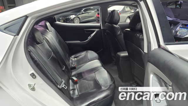 Hyundai AVANTE 2013 — photo 17
