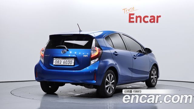 Toyota Prius 2018 — photo 2
