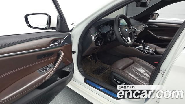 BMW 5-Series 2018 — photo 13