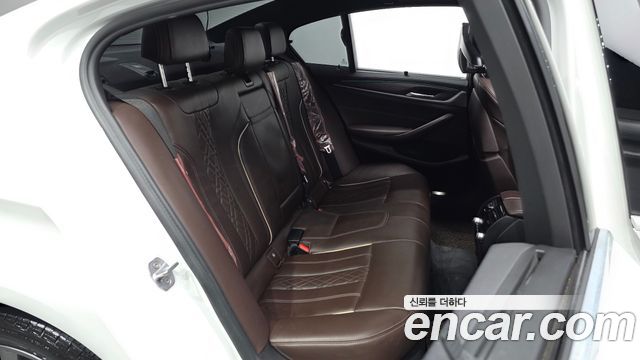 BMW 5-Series 2018 — photo 17