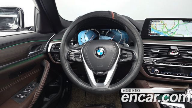BMW 5-Series 2018 — photo 18