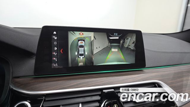 BMW 5-Series 2018 — photo 20