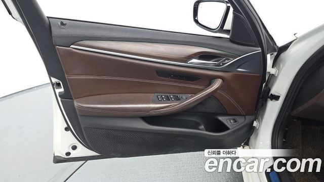 BMW 5-Series 2018 — photo 14
