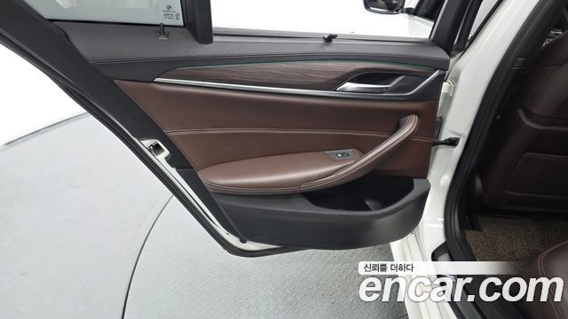 BMW 5-Series 2018 — photo 15
