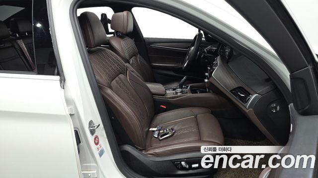 BMW 5-Series 2018 — photo 16