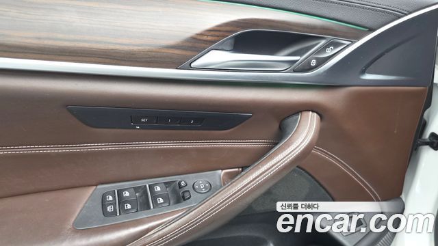 BMW 5-Series 2018 — photo 28