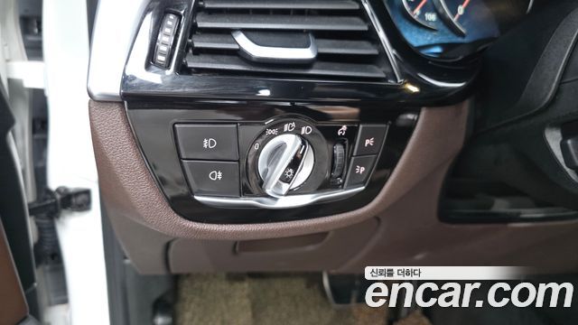 BMW 5-Series 2018 — photo 32
