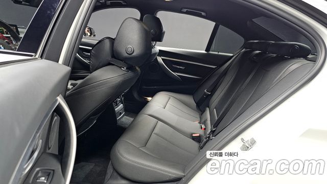 BMW 3-Series 2018 — photo 11