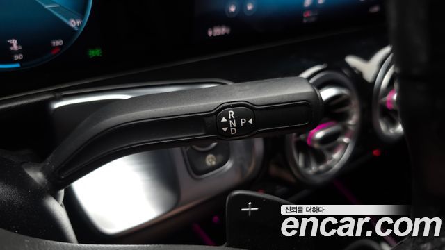 Mercedes-Benz GLB-Class 2021 — photo 12