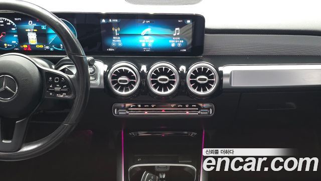 Mercedes-Benz GLB-Class 2021 — photo 20