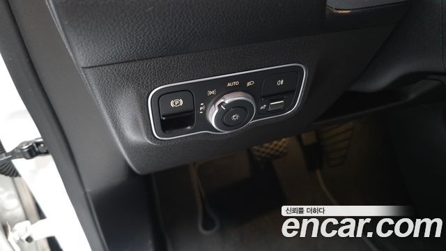 Mercedes-Benz GLB-Class 2021 — photo 24