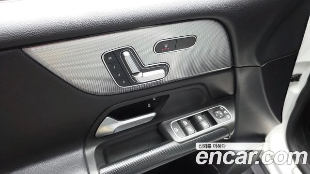 Mercedes-Benz GLB-Class 2021 — photo 26