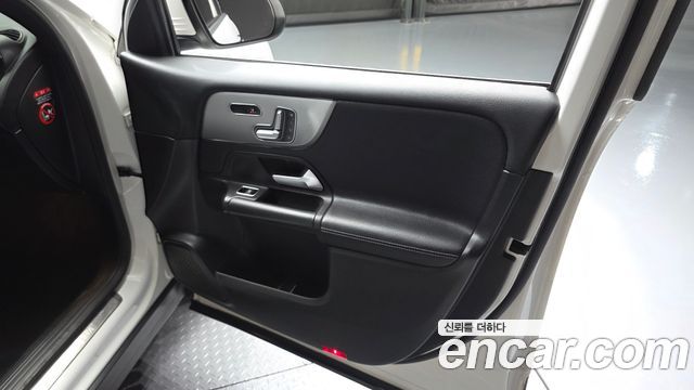 Mercedes-Benz GLB-Class 2021 — photo 14