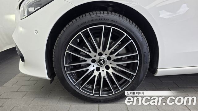 Mercedes-Benz C-Class 2025 — photo 5