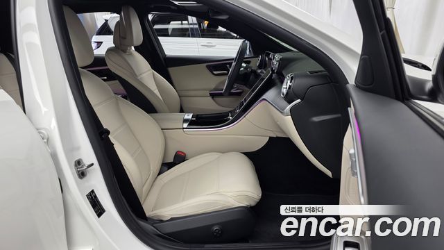 Mercedes-Benz C-Class 2025 — photo 17