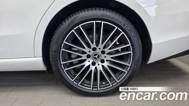 Mercedes-Benz C-Class 2025 — photo 7