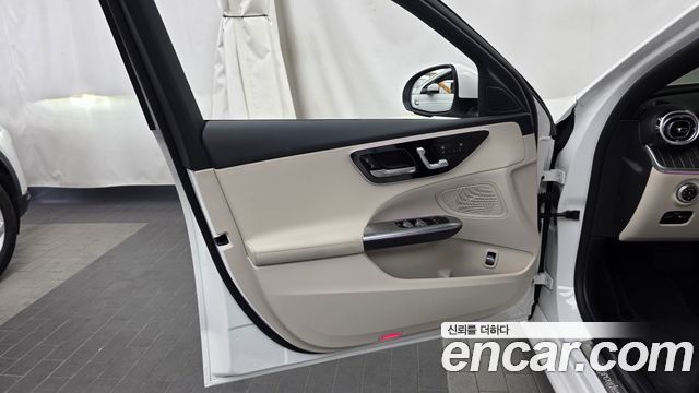 Mercedes-Benz C-Class 2025 — photo 14