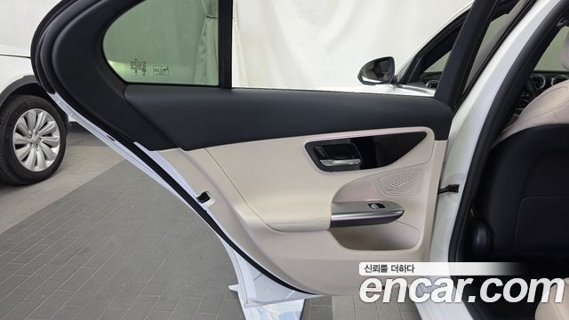 Mercedes-Benz C-Class 2025 — photo 15