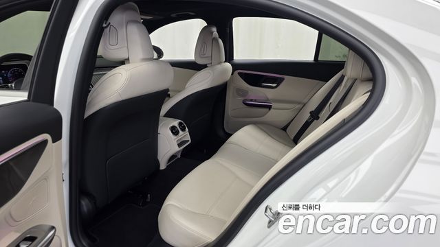 Mercedes-Benz C-Class 2025 — photo 16