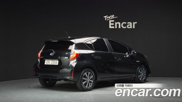 Toyota Prius 2018 — photo 2