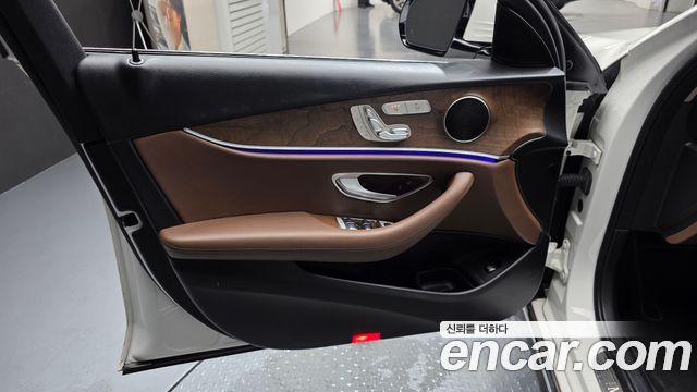 Mercedes-Benz E-Class 2018 — photo 14