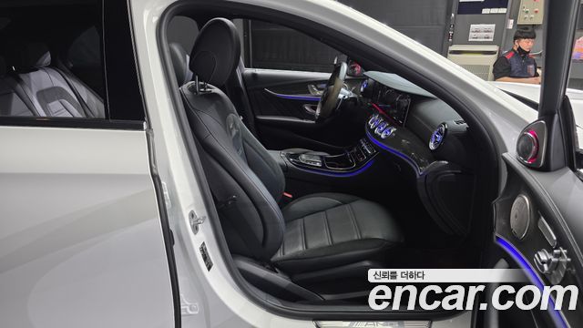 Mercedes-Benz E-Class 2022 — photo 12