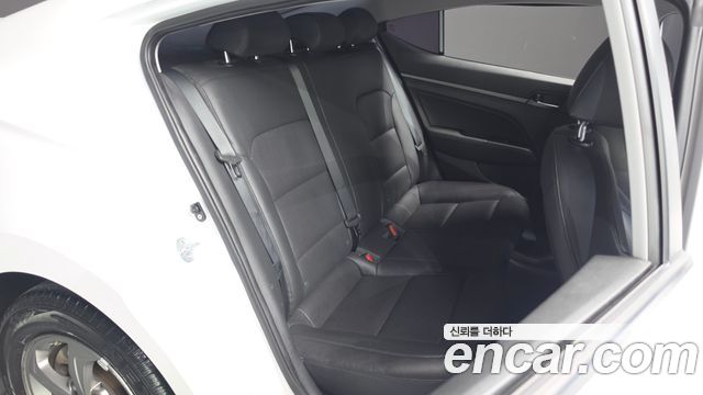 Hyundai AVANTE 2018 — photo 17