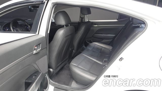 Hyundai AVANTE 2018 — photo 18