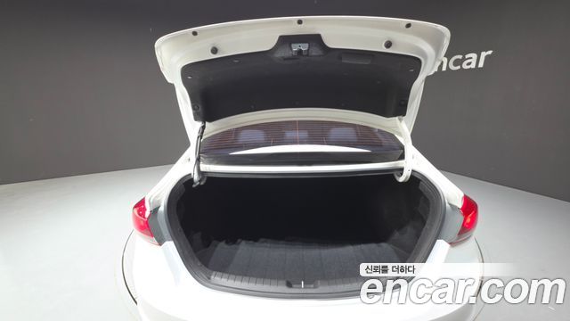 Hyundai AVANTE 2018 — photo 23
