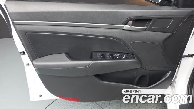 Hyundai AVANTE 2018 — photo 14