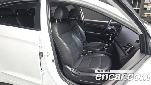 Hyundai AVANTE 2018 — photo 16