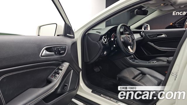Mercedes-Benz GLA-Class 2017 — photo 10